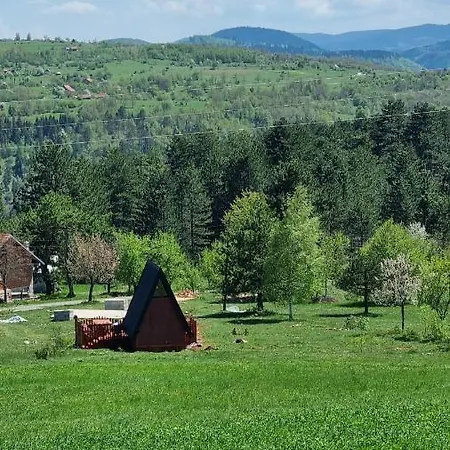 A Pine Vikendica U Srcu Zapadne Srbije Brvnara *